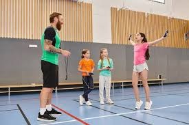 颜骏凌：和范德萨交换了联系方式，在儿时偶像面前踢球是圆梦