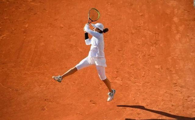 马德兴：迪拜领事馆官员来到训练场地看望国足.