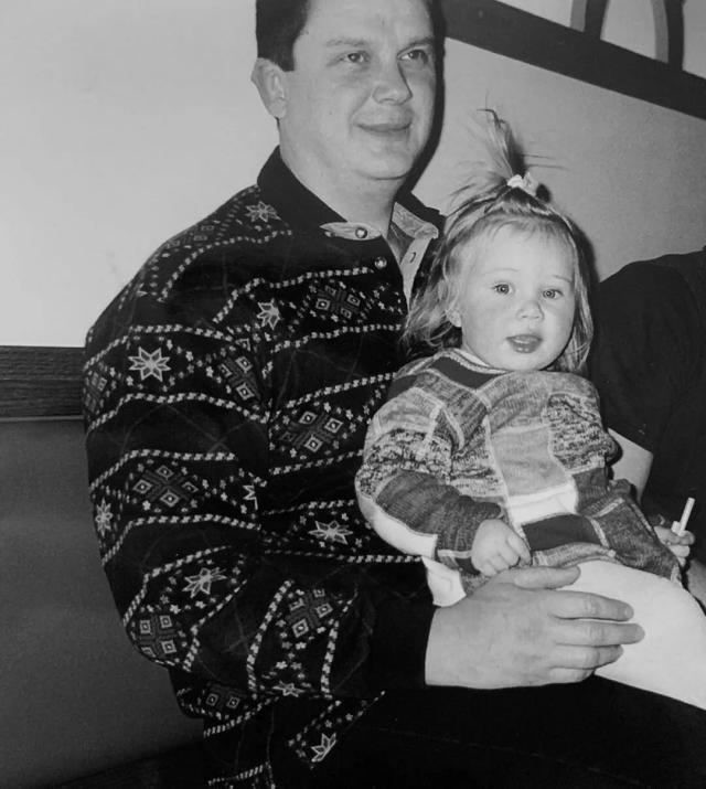 但围绕他的 但围绕他的