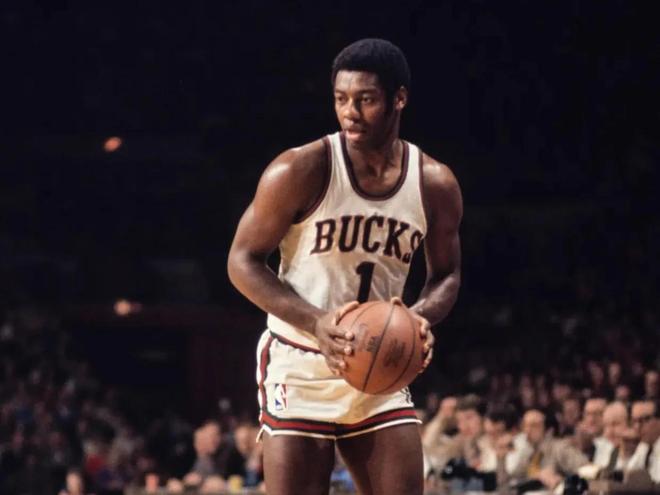 维金斯21+10勇士大胜76人库明加18+6+5库里9分